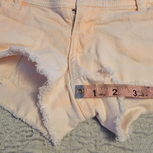 Hollister Women's Cream Shorts - Picture 3 of 4